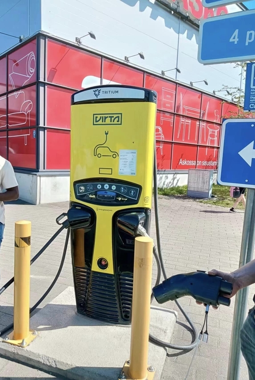 Latest company news about أحدث اختبارات CCS2 إلى CHAdeMO على محطة شحن تيسلا السوبر شاردر وغيرها من محطات شحن العلامات التجارية!